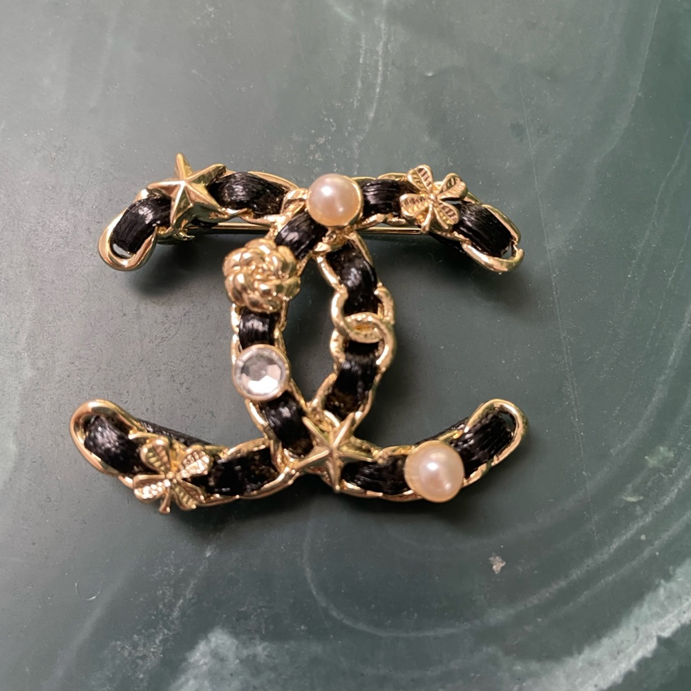 Brooch cc with tanzanite stone,handmade with freshwater pearl…